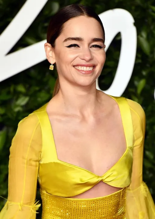 Актриса в атласном платье с вырезами произвела фурор на рауте