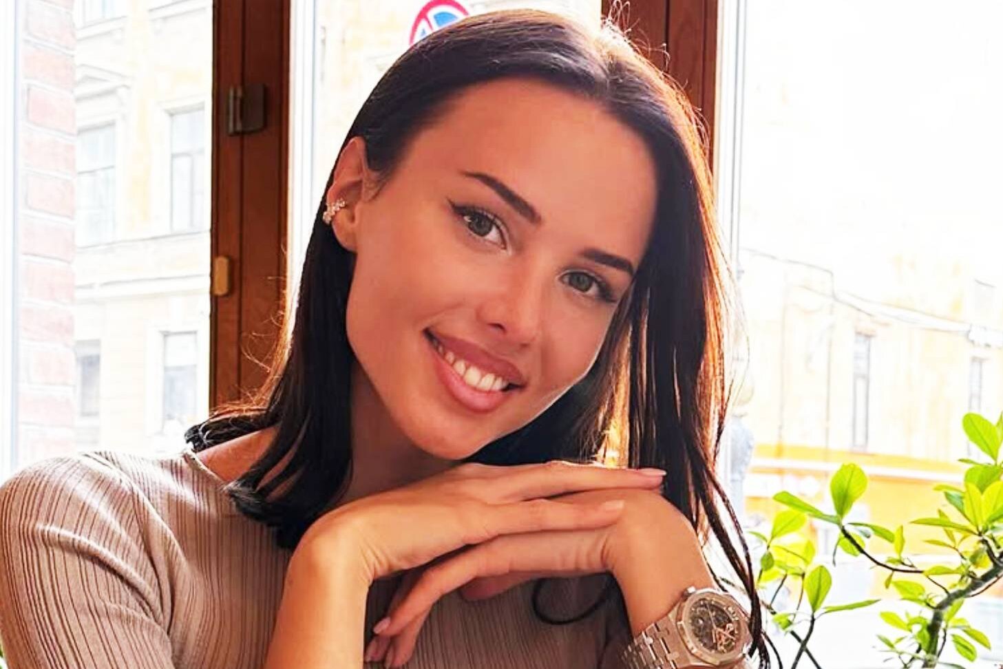 «Меня дразнили, я очень сильно горбилась»: Анастасия Решетова призналась, что из-за высокого роста стала сутулой
