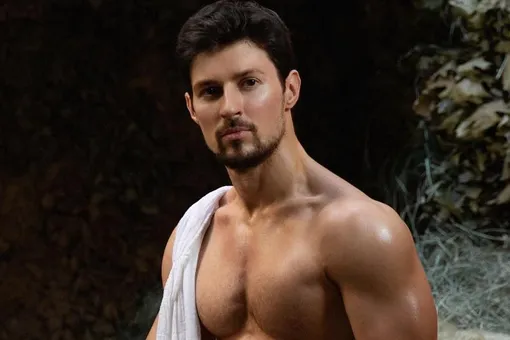 Павел Дуров в образе полуголого римского императора вместе с возлюбленной появился на вечеринке