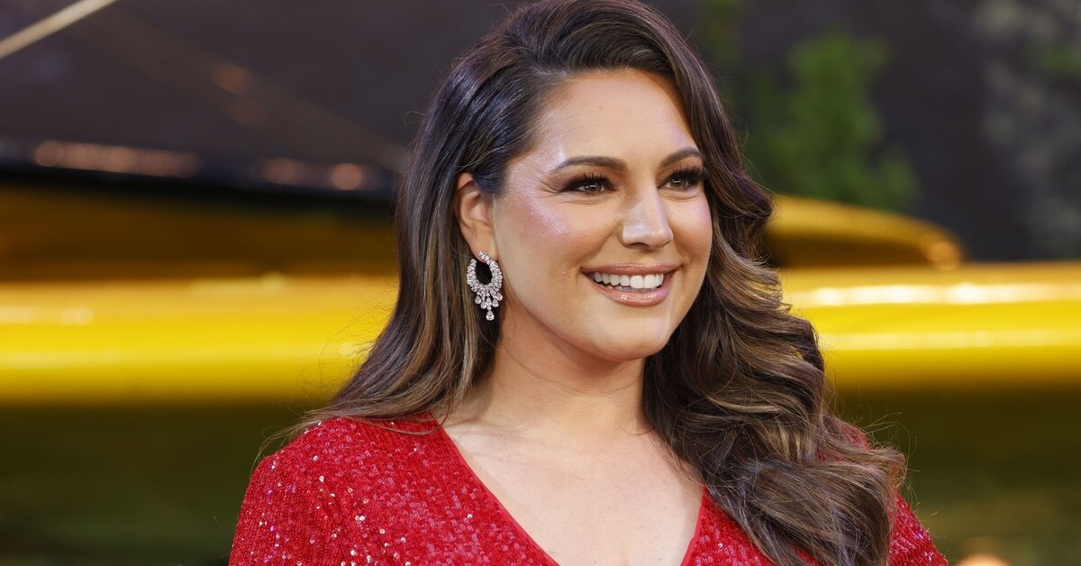 Айшвария Рай сиқырды сорып жатыр