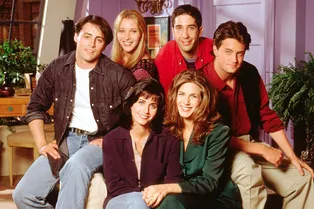 7 самых невероятных фанатских теорий о сериале «Друзья» 7 самых невероятных фанатских теорий о сериале «Друзья»