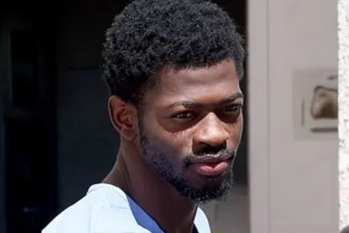 Гулявшему без нижнего белья рэперу Lil Nas X предъявили обвинения в четырех преступлениях Гулявшему без нижнего белья рэперу Lil Nas X предъявили обвинения в четырех преступлениях