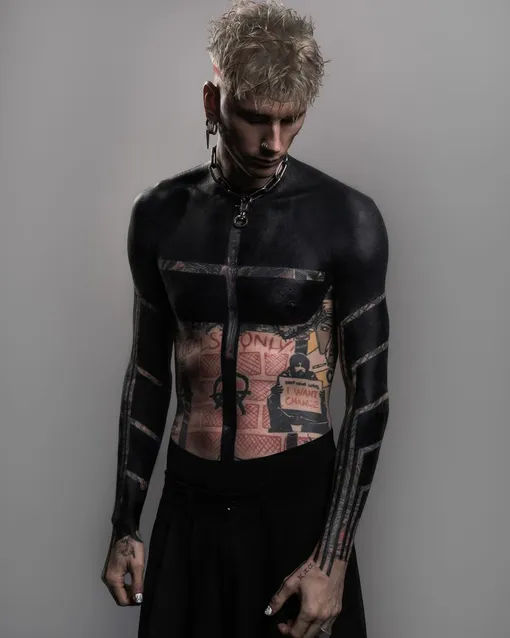 Machine Gun Kelly забил чернилами торс в начале 2024 года Machine Gun Kelly забил чернилами торс в начале 2024 года