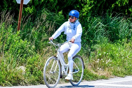 Артистка во время велосипедной прогулки