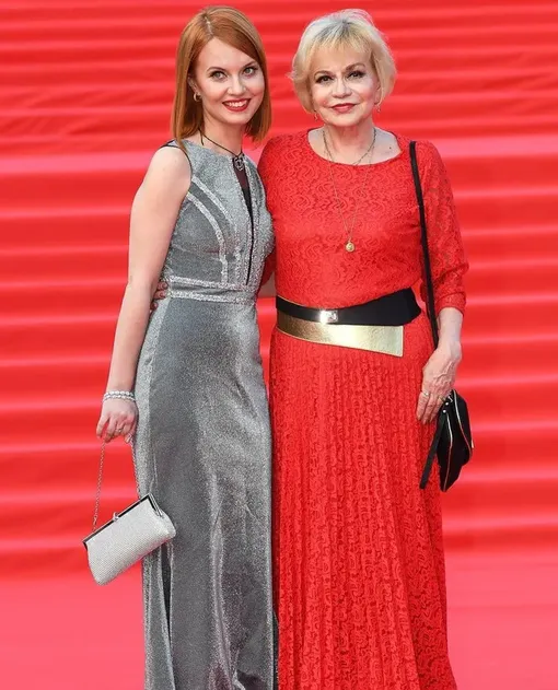 Александра Афанасьева-Шевчук и ее мама на Московском международном кинофестивале Александра Афанасьева-Шевчук и ее мама на Московском международном кинофестивале