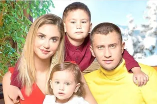 Павел Прилучный и его жена пришли в ужас после того, как Тимофей с разрешения Агаты Муцениеце покрасил волосы Павел Прилучный и его жена пришли в ужас после того, как Тимофей с разрешения Агаты Муцениеце покрасил волосы
