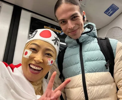 Петр Гуменник с болельщицей в метро