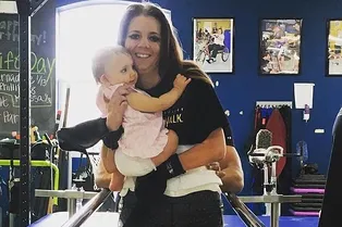 Девушка, парализованная накануне своей свадьбы, учится заново ходить ради дочки Девушка, парализованная накануне своей свадьбы, учится заново ходить ради дочки