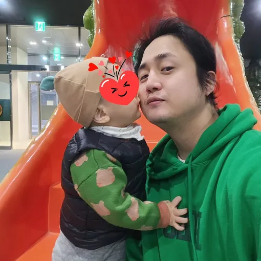 Брат Джина из BTS попросил фанатов не доставать их отца