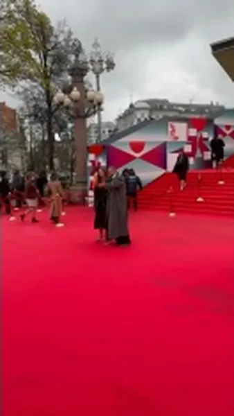 Нажми и смотри