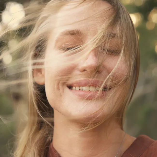 Весенний ветер и кожа: почему увлажнение не спасает и когда надо подключать аппараты