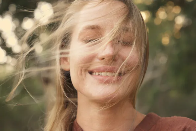 Весенний ветер и кожа: почему увлажнение не спасает и когда надо подключать аппараты