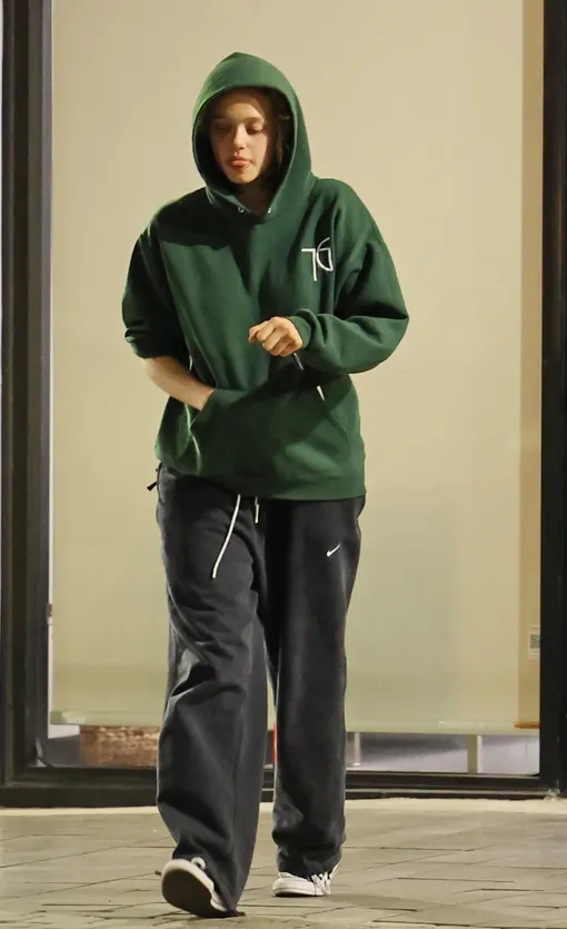 Дочь Анджелины Джоли и Брэда Питта прихрамывала