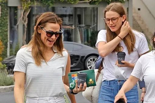 Дженнифер Гарнер воссоединилась с 19-летней дочерью Вайолет Аффлек после скандала Дженнифер Гарнер воссоединилась с 19-летней дочерью Вайолет Аффлек после скандала
