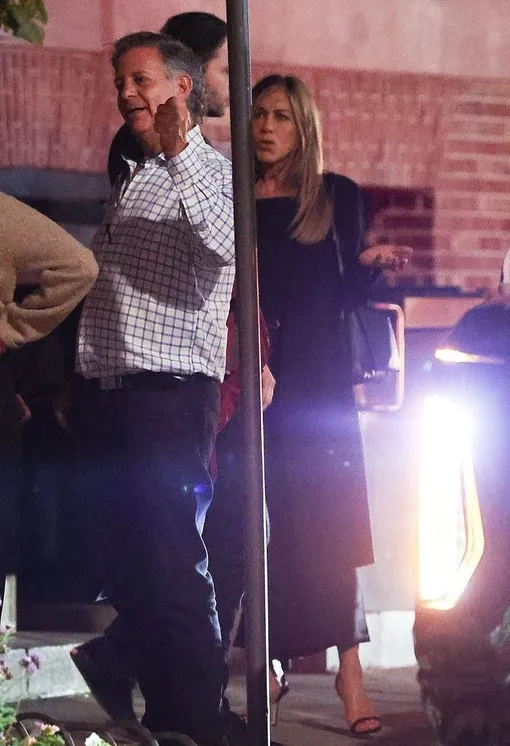 Джим Кертис приехал вместе с Дженнифер Энистон, но держался в тени Джим Кертис приехал вместе с Дженнифер Энистон, но держался в тени