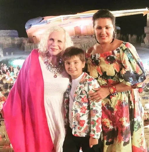 Ивонн Кальман и Анна Нетребко с сыном Ивонн Кальман и Анна Нетребко с сыном