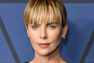 Шарлиз Терон в мини-юбке и капроновых колготках вызвала ажиотаж в Лос-Анджелесе