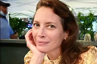 «Меня уволили после того, как я бросила курить»: Кристи Тарлингтон призналась, почему оставила карьеру модели «Меня уволили после того, как я бросила курить»: Кристи Тарлингтон призналась, почему оставила карьеру модели