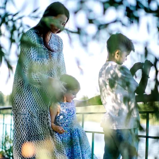 Актриса с детьми Актриса с детьми