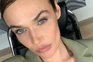 «Я не дура»: Алену Водонаеву выгнал таксист из машины за требование надеть маску «Я не дура»: Алену Водонаеву выгнал таксист из машины за требование надеть маску