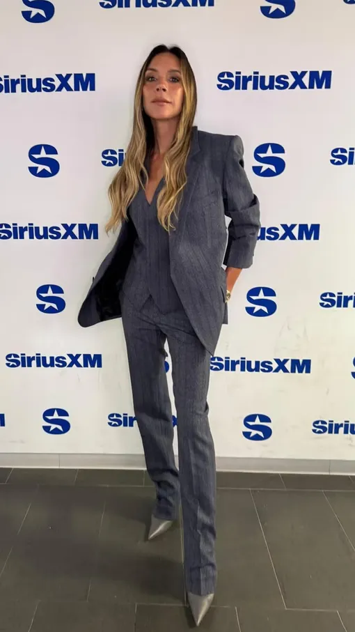 Виктория Бекхэм сделала сливочное мелирование, которое подчеркнуло ее легкий загар