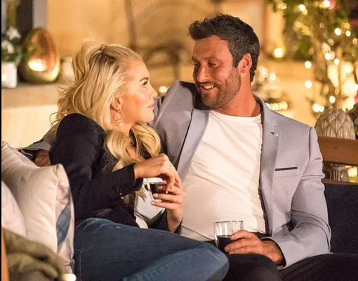 Али Ойтьен и Чарли Ньюлинг на шоу «Холостяк»