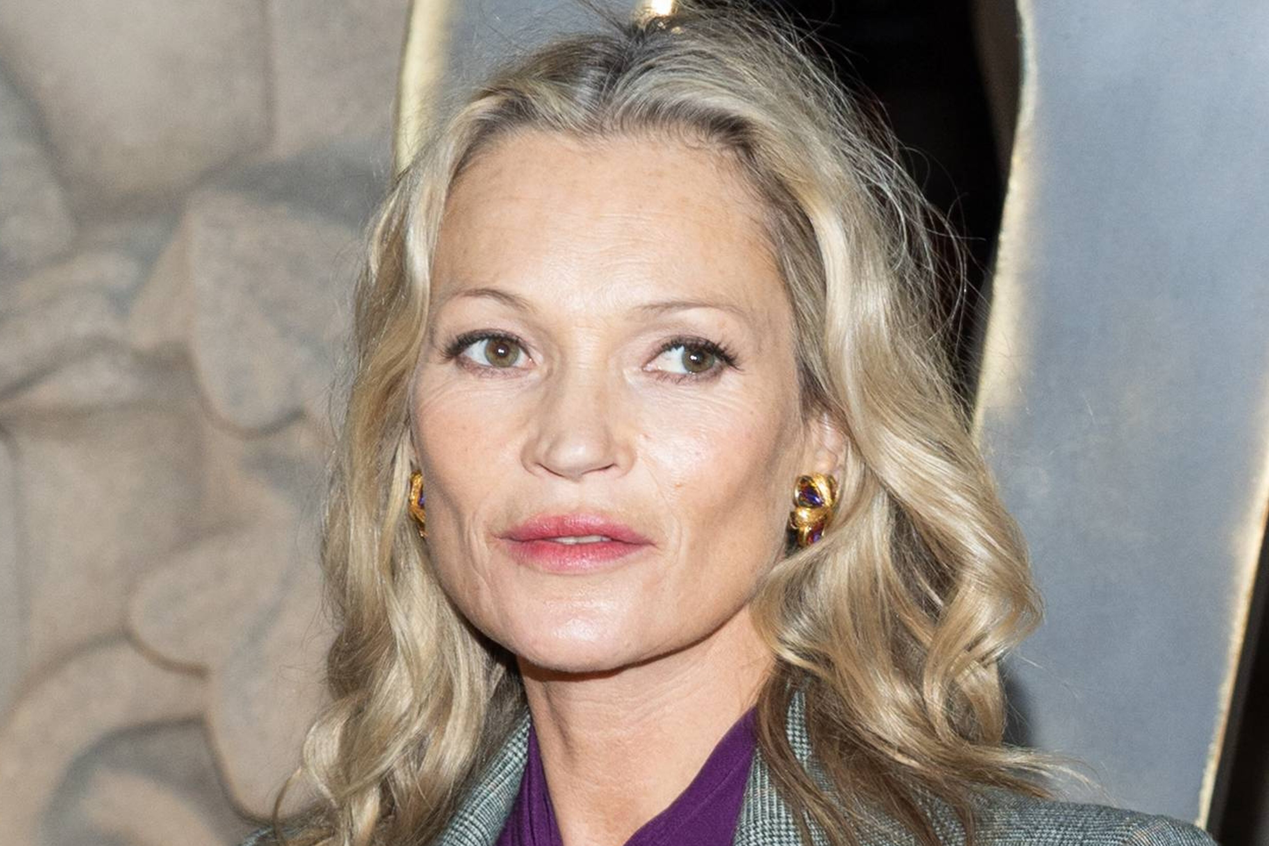 «Не люблю, когда меня хватают!»: Кейт Мосс резко оборвала репортера, попытавшегося коснуться ее на Неделе моды в Париже