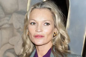 «Не люблю, когда меня хватают!»: Кейт Мосс резко оборвала репортера, попытавшегося коснуться ее на Неделе моды в Париже