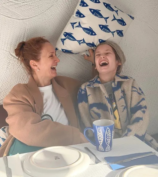 Виктория Исакова с дочерью на отдыхе