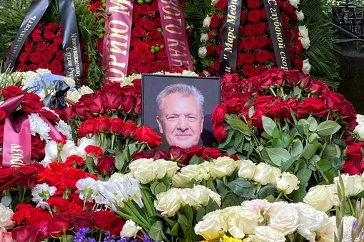 Как выглядит могила Юрия Мороза на Ваганьковском кладбище в Москве Как выглядит могила Юрия Мороза на Ваганьковском кладбище в Москве