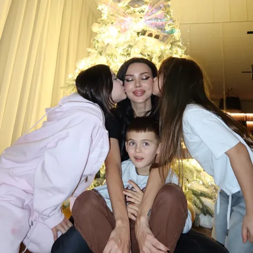 Оксана Самойлова поздравила поклонником с наступающим Новым годом Оксана Самойлова поздравила поклонником с наступающим Новым годом