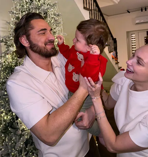 Курбан Омаров с сыном молодой женой Валерией