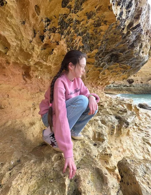 Варвара отдыхает с мамой у моря