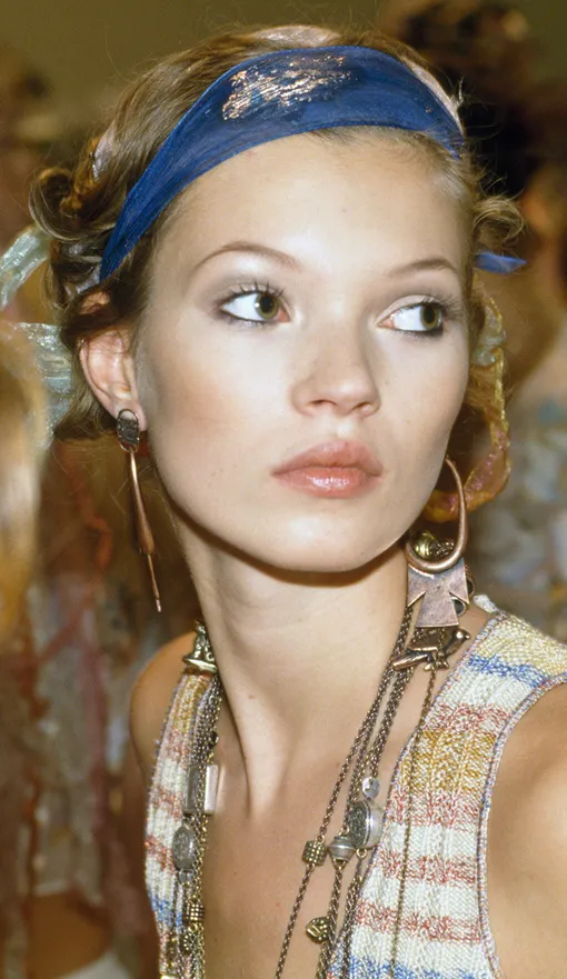 Голубой блеск на губах Кейт Мосс смотрится почти незаметно...