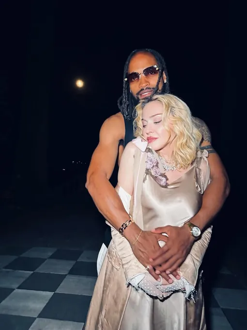 Мадонна тайно помолвлена с бойфрендом на 37 лет ее младше Мадонна тайно помолвлена с бойфрендом на 37 лет ее младше