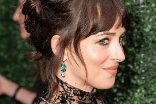 Дакота Джонсон в прозрачном кружевном платье появилась на Неделе моды в Нью-Йорке Дакота Джонсон в прозрачном кружевном платье появилась на Неделе моды в Нью-Йорке