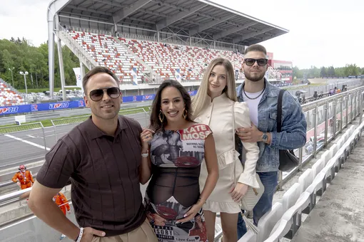 На подмосковной трассе Moscow Raceway состоялось грандиозное открытие нового сезона Российской серии кольцевых гонок На подмосковной трассе Moscow Raceway состоялось грандиозное открытие нового сезона Российской серии кольцевых гонок