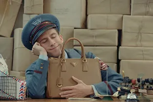 Prada представили мини-фильм о снах почтальона Prada представили мини-фильм о снах почтальона