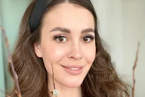 «Я против чрезмерной романтизации беременности»: Анна Бузова рассказала, что стоит за фото с округлившимися животами