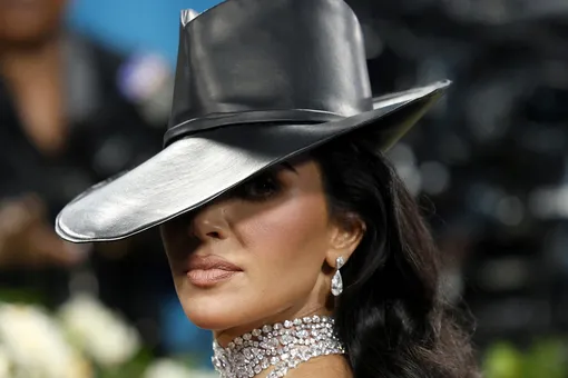 Ким Кардашьян в кожаном наряде с обнаженной спиной и ковбойской шляпе появилась на Met Gala