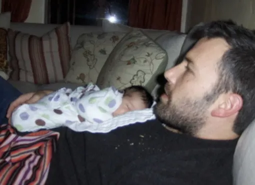 Бен Аффлек умеет заботиться о младенцах Бен Аффлек умеет заботиться о младенцах