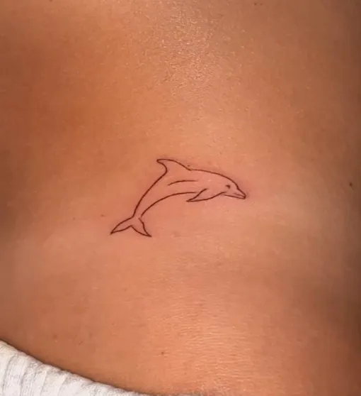 Ханна сделала тату в виде дельфина Ханна сделала тату в виде дельфина