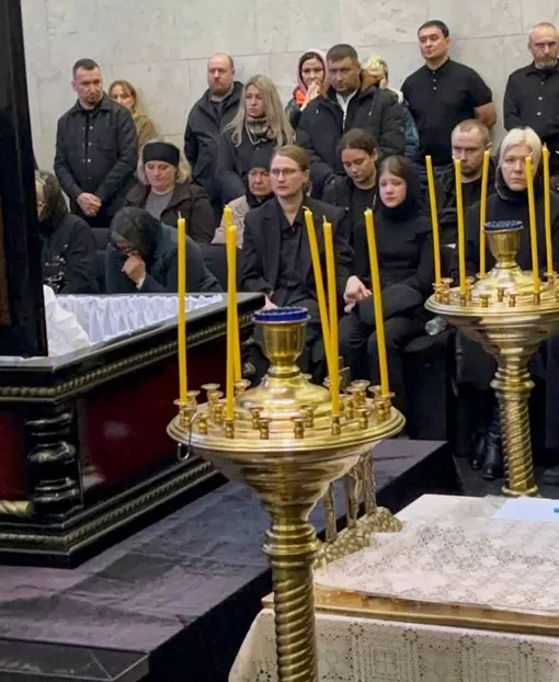 Родные и близкие Романа Попова у его гроба