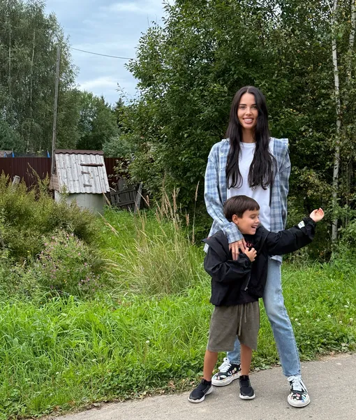 Анастасия Решетова привезла сына в деревню Анастасия Решетова привезла сына в деревню