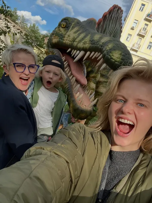 Саша Бортич с мамой и сыном на прогулке Саша Бортич с мамой и сыном на прогулке