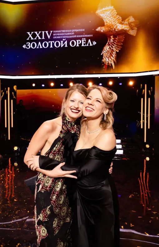 Актрисы сериала «Содержанки» Софья Эрнст и Александра Ребенок на премии «Золотой орел-2026»