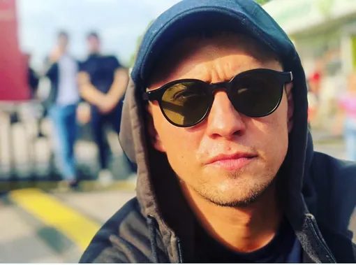 Павел Прилучный часто носит солнечные очки, потому что в юности у него была травма глаза Павел Прилучный биография