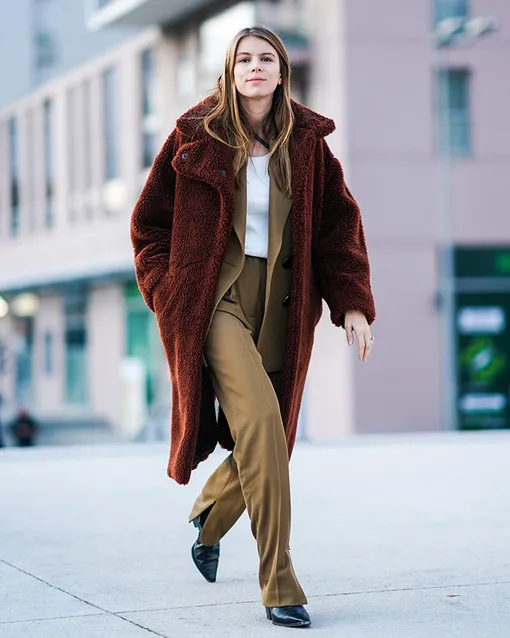 Зимой сочетай брючный костюм с меховым пальто или шубой-чебурашкой.