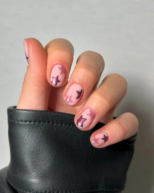 Один из самых зимних маникюров со звездами в этой подборке