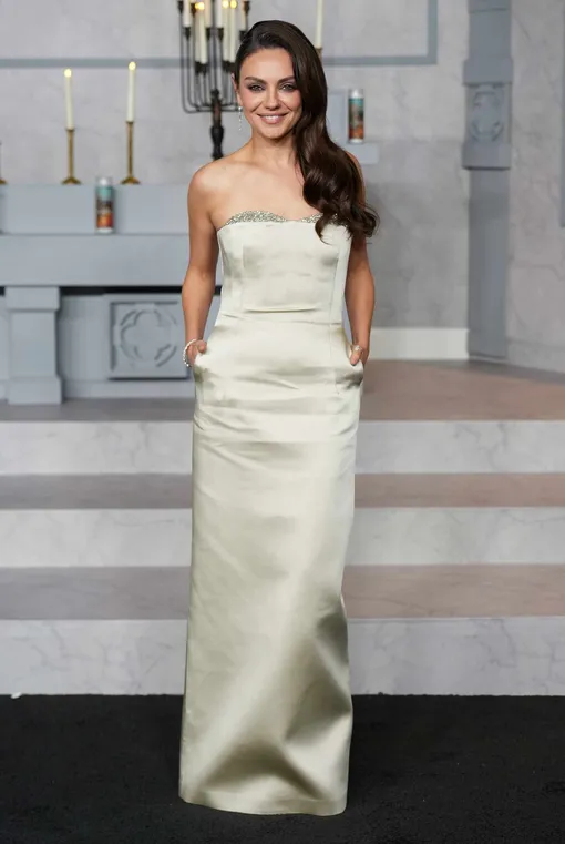 Мила Кунис позировала в облегающем платье без бретелей Мила Кунис позировала в облегающем платье без бретелей